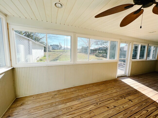 Sun room - 403 Weaver Ln