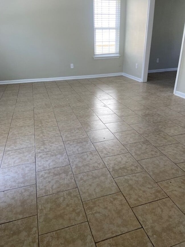 Foto del edificio - Spacious Town-home!