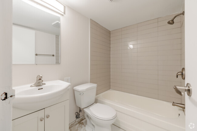 2BR, 1BA - 550SF - Bathroom - Le Vanguard