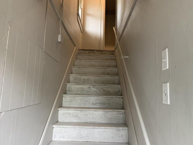 Building Photo - 139 1/2 S. Lowry