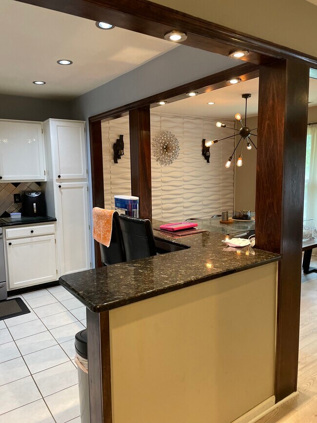 Breakfast counter - 34 Hickory Hollow Ct