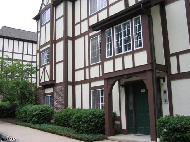 Building Photo - 97 Village Dr