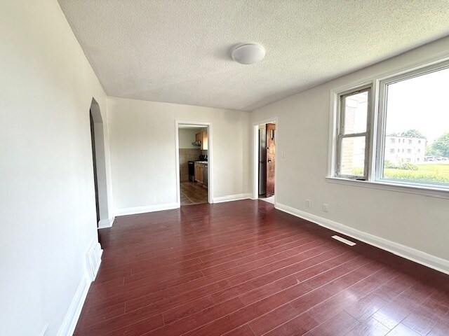 Photo du bâtiment - COZY 2 bedroom - Main Floor Unit ALL INCLU...