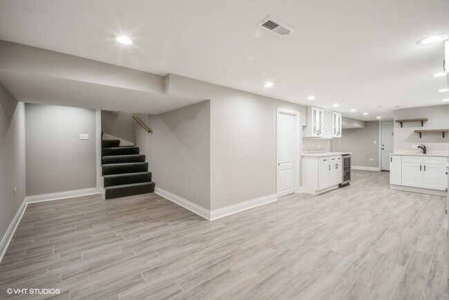 Building Photo - 8804 S Blackstone Ave