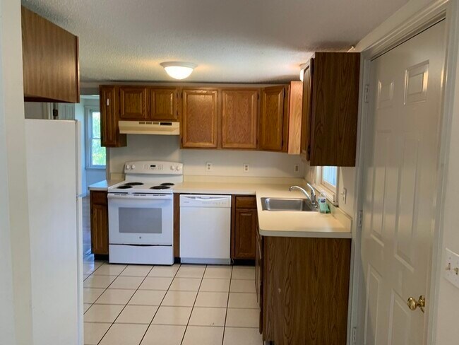 Building Photo - 76 Pommogussett Rd