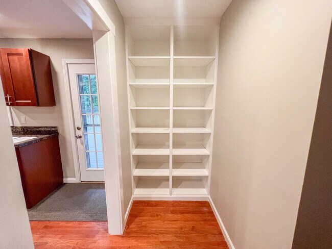 Foto del edificio - 5/3 updated Mid-Century Modern with original hardwoods