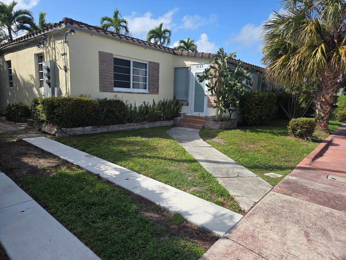 Foto del edificio - 8520 Crespi Blvd