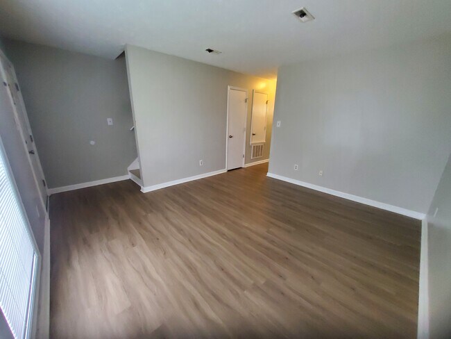 Building Photo - 5910 Aftonshire Dr