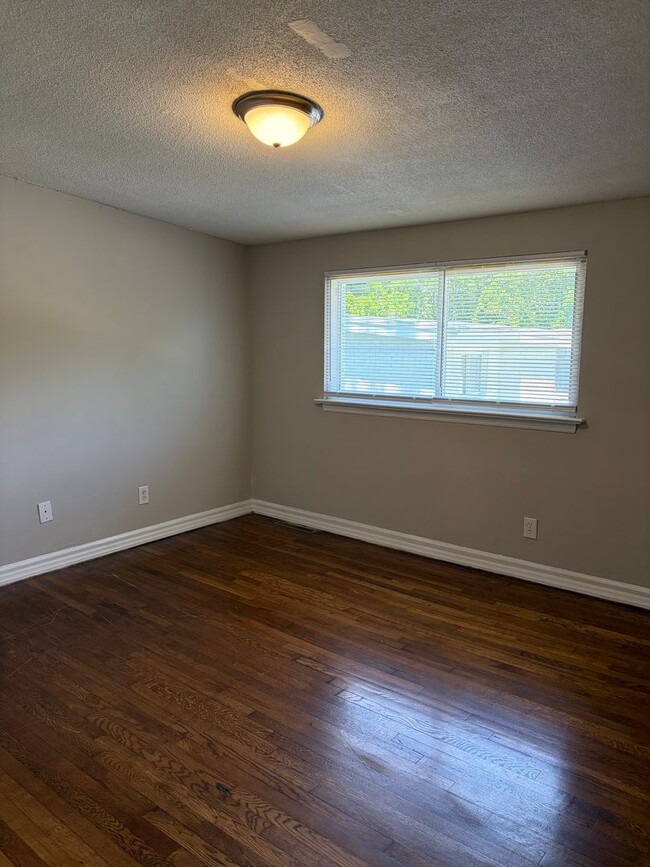 Building Photo - Spacious 2bedroom Townhome