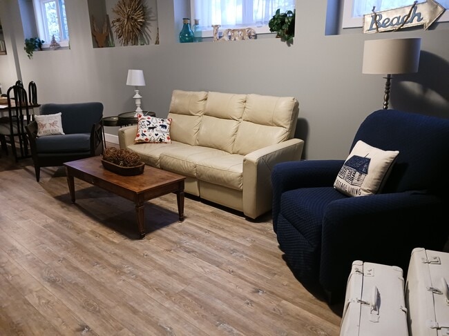 Family room - 3144 Mosley St