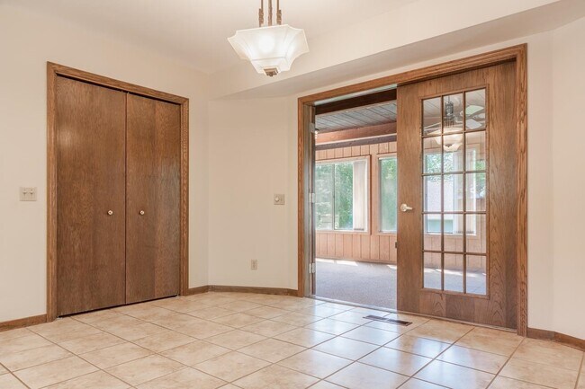 Building Photo - 7505 Kenyon Dr