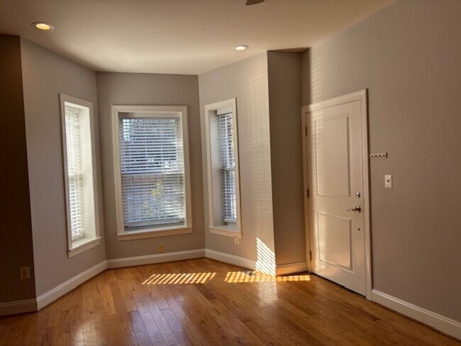 Foto del edificio - 2831 11th St NW