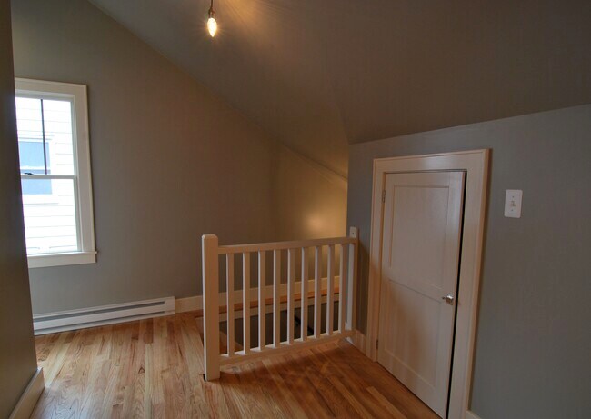Entrance area - 906 E 2nd St