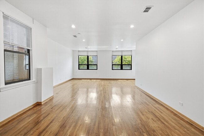 Building Photo - 2723 N Clark St