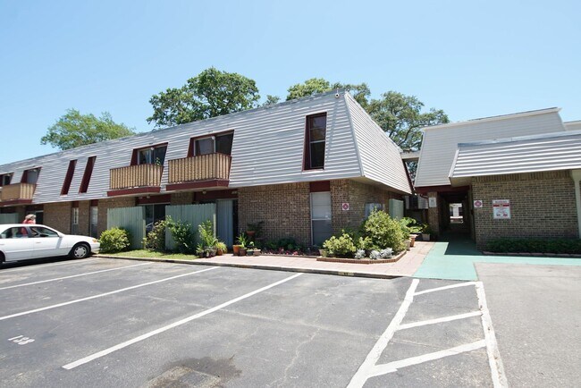 Building Photo - 210 Pelham Rd