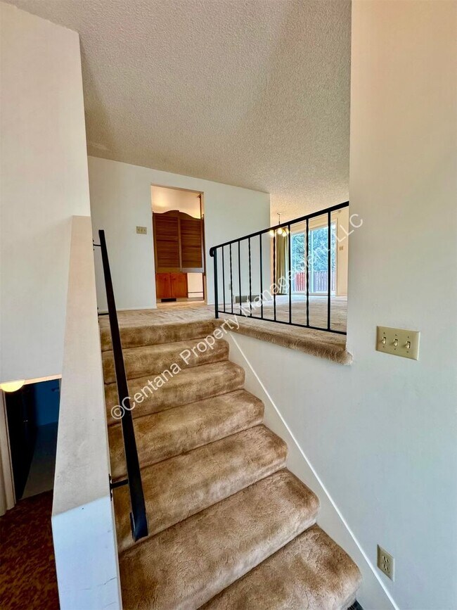 Foto del edificio - Large 3 Bedroom 2 Bath House w/Fenced Yard...