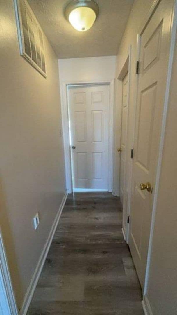 Building Photo - Spacious Duplex Move in Ready