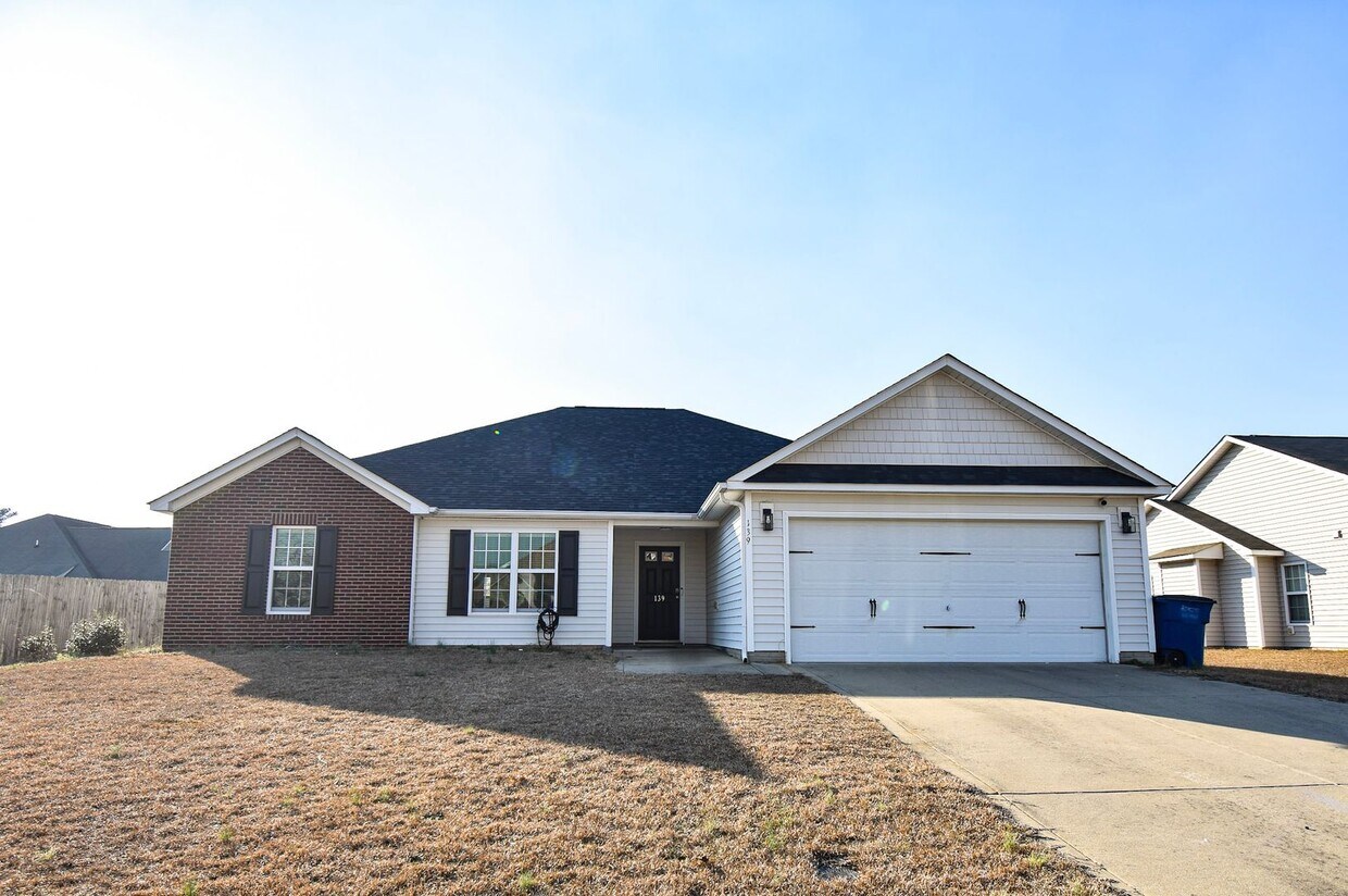 Foto principal - 4 Bedroom 2 Bathroom, Small Pets Considered