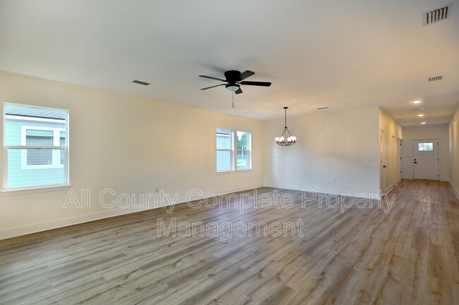 Foto del edificio - 4182 University Blvd N
