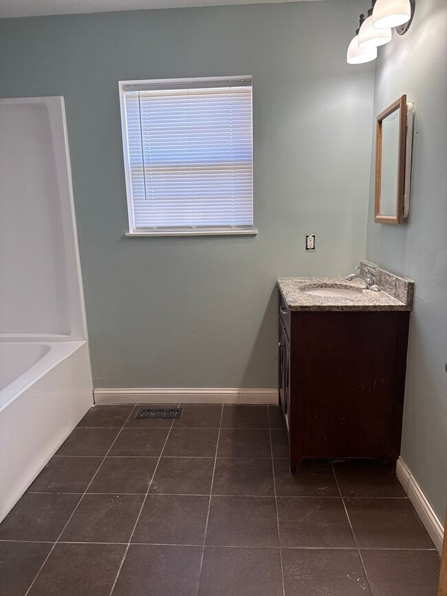 Foto del edificio - Beautiful 6 BR/4BA home with fenced in yar...