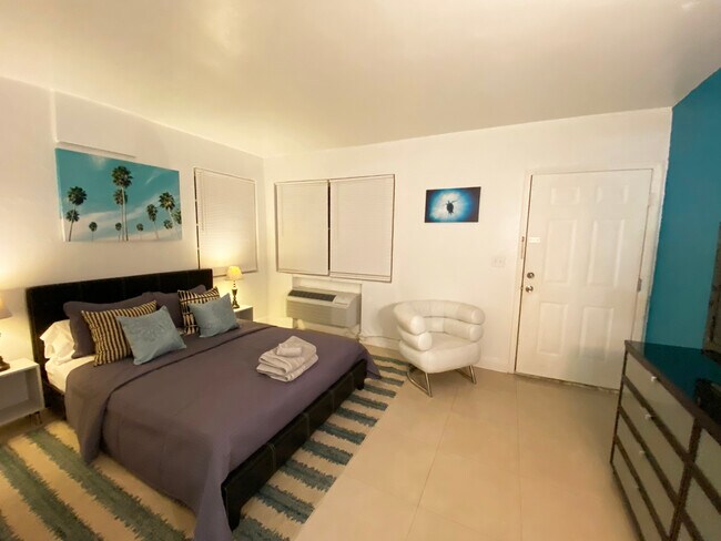 Foto del edificio - 7504 Byron Ave