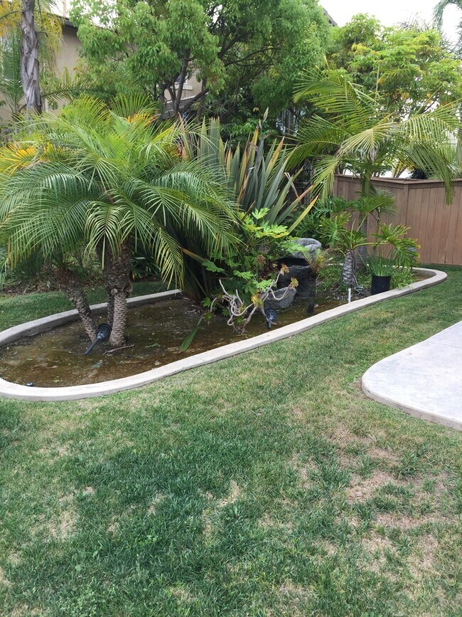 Building Photo - Huge 2750 Sq. Ft. 5bedroom/3 Bath Gorgeous...