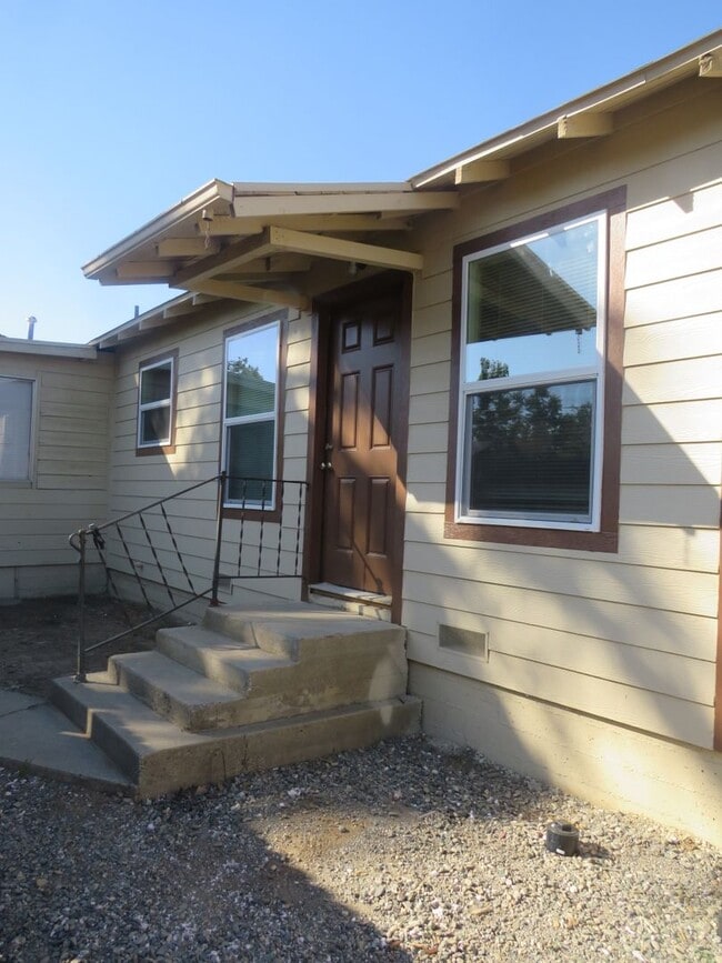 Building Photo - 328 S Plumas St