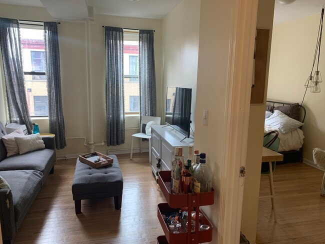 Building Photo - 220 Hanover St