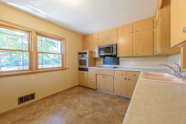 Building Photo - Must see home in mendota heights, huge lot...