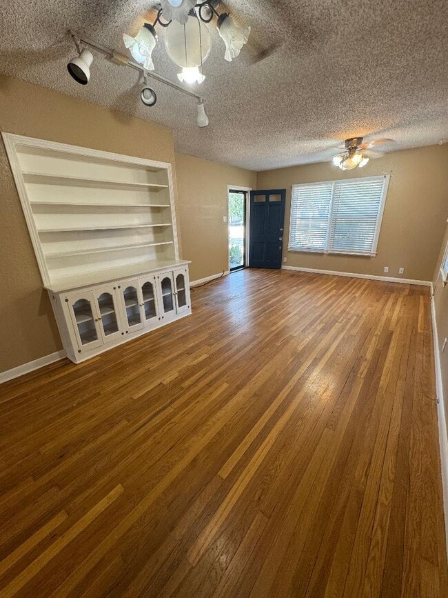 Building Photo - 1420 Austin St