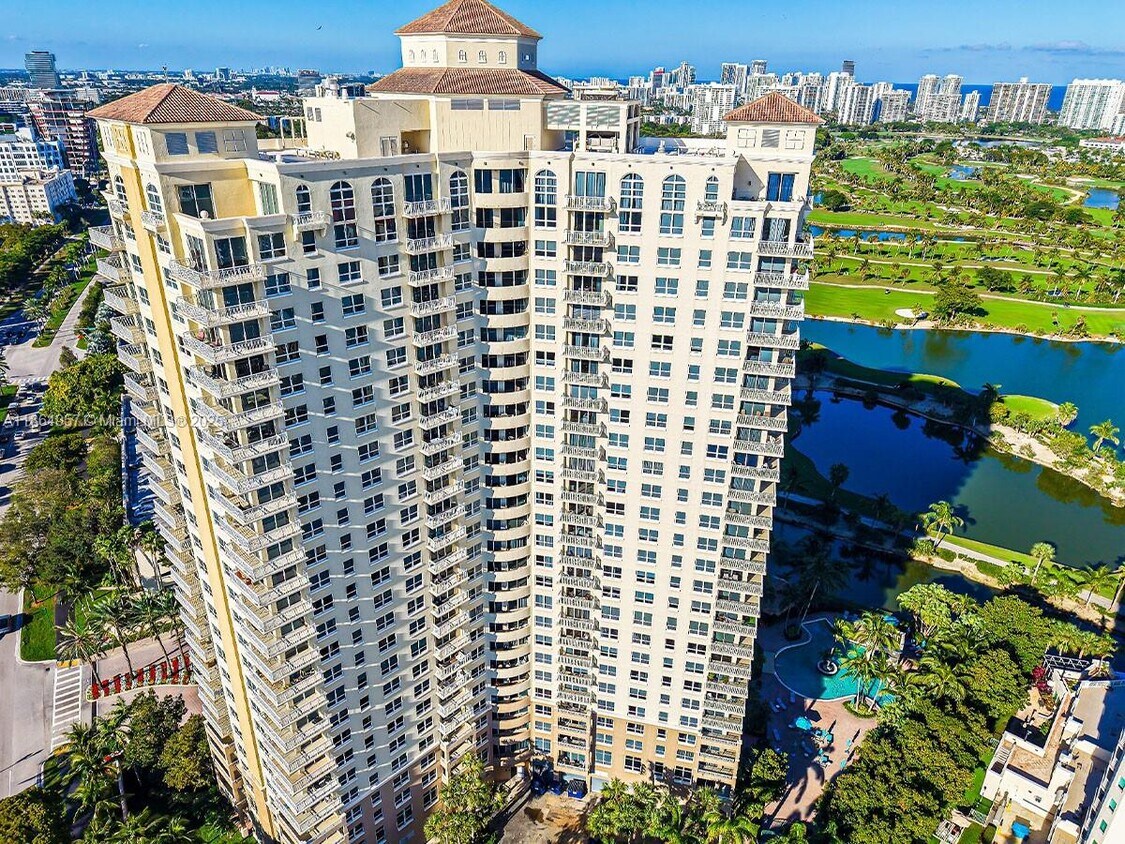 Foto principal - 19501 W Country Club Dr