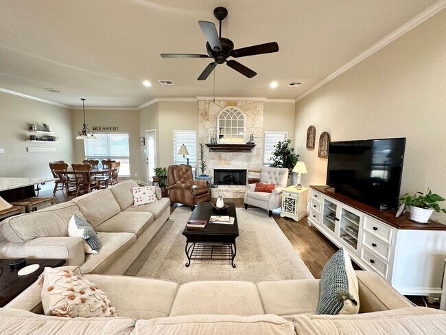 Building Photo - Beautiful 4/2 and a half in Midway ISD!