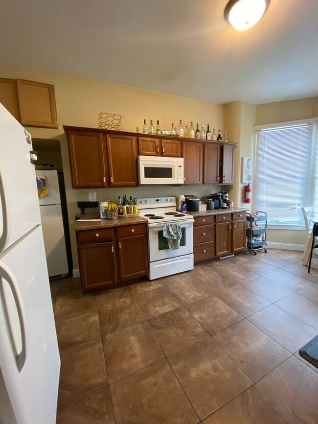 Foto del edificio - $5,300 | 8 Bedroom, 2 Bathroom Single Fami...