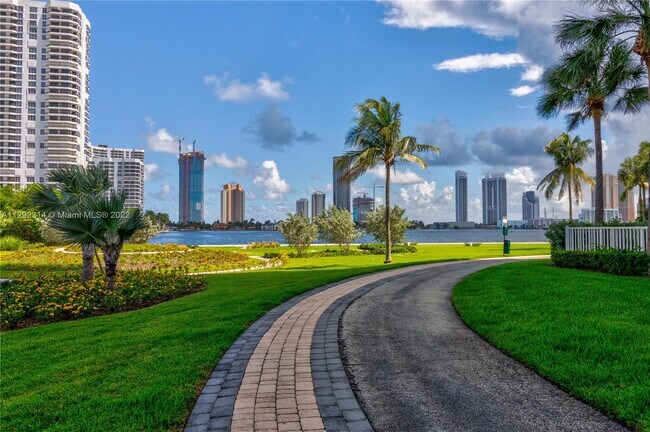 Foto del edificio - 3370 NE 190th St