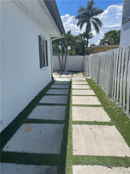 Foto del edificio - 814 NE 14th Ct