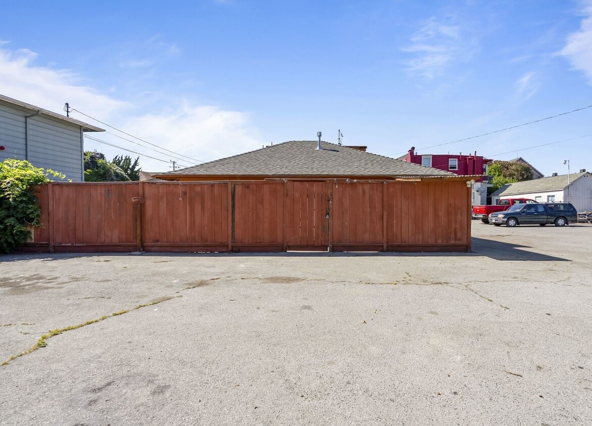 Primary Photo - Near Downtown!