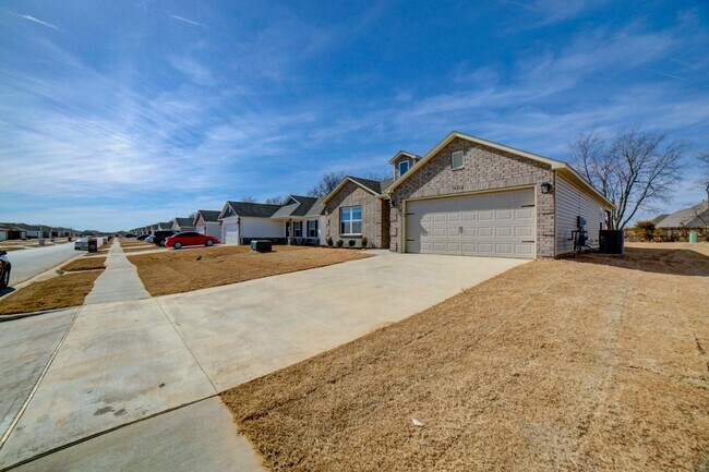 Foto del edificio - Beautiful Newer 3 Bedroom, 2 Bath Home Move-In Ready