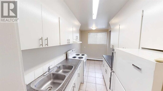 Photo du bâtiment - 9932-105 105 Ave