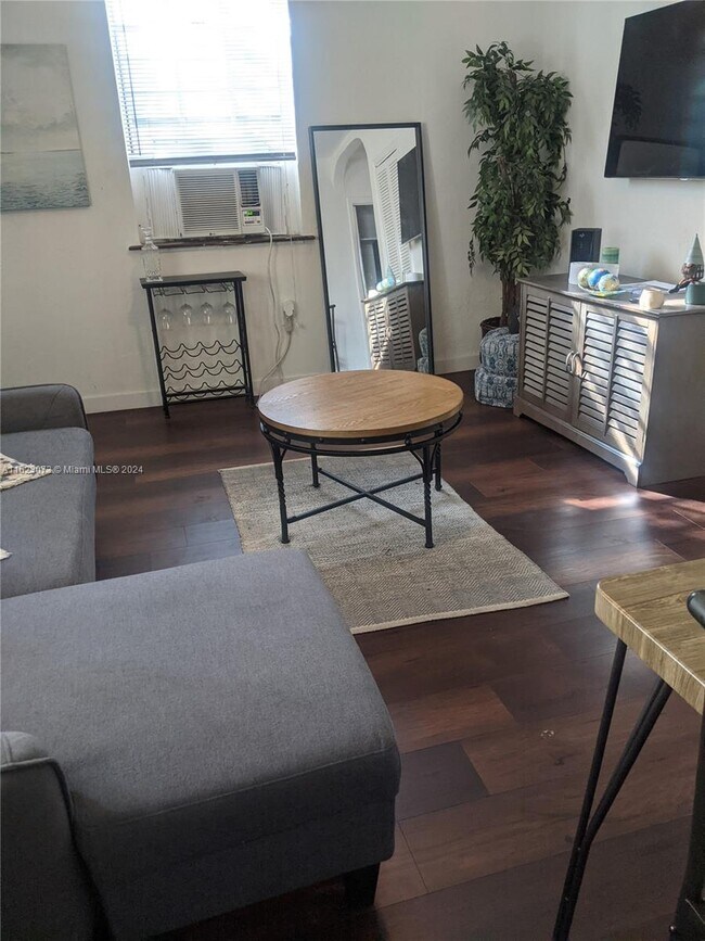 Foto del edificio - 7741 Hawthorne Ave