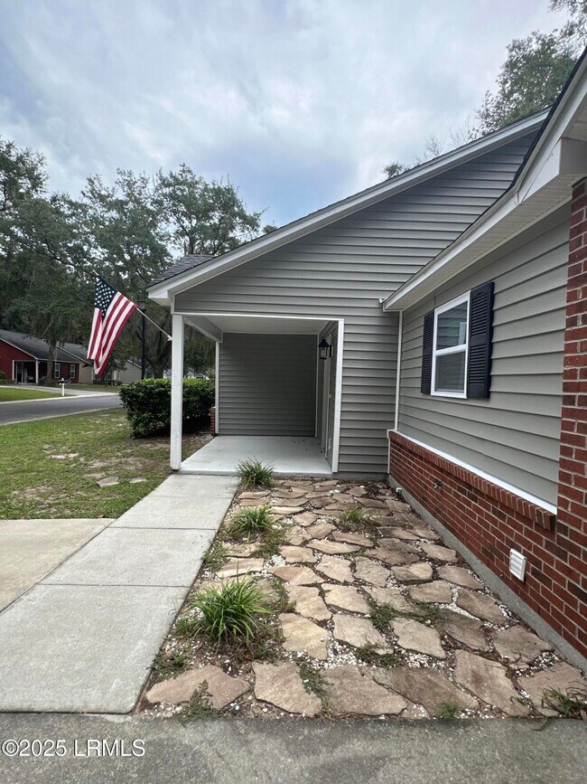 Building Photo - 8 Brindlewood Dr