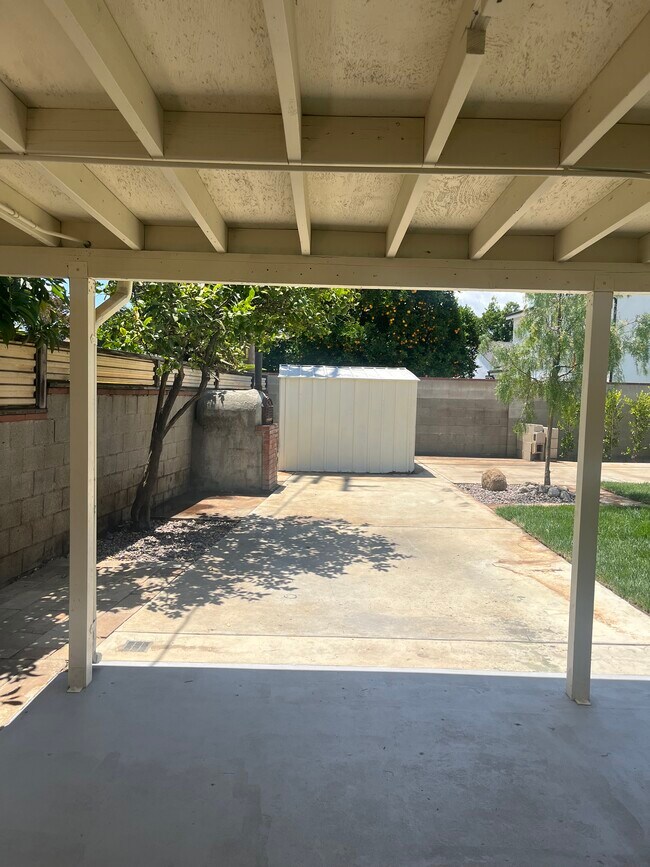Foto del edificio - 8039 Canaloupe Ave-