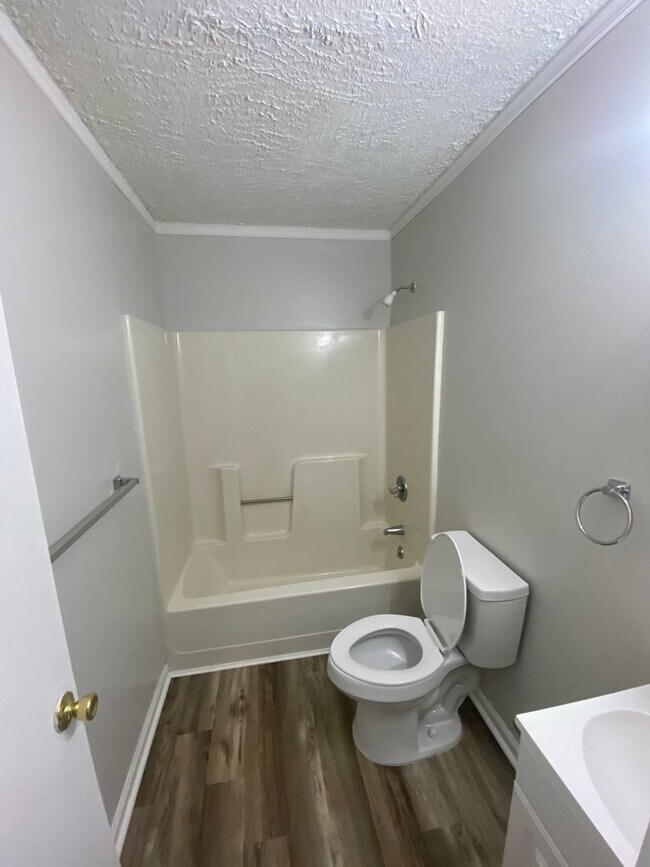 Foto del edificio - Beautiful unit with fresh paint. Water/tra...