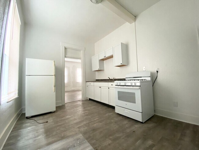 Building Photo - RENOVATED 1 bed/1 bath just 700/month