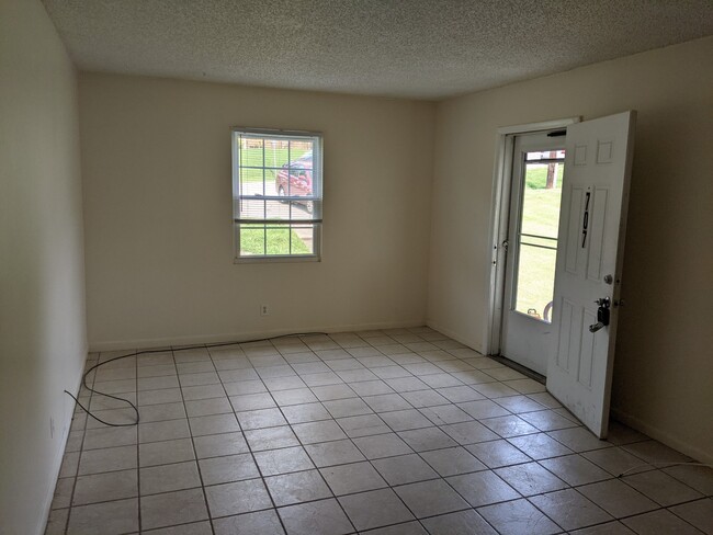 Building Photo - 707 Linden Green Dr