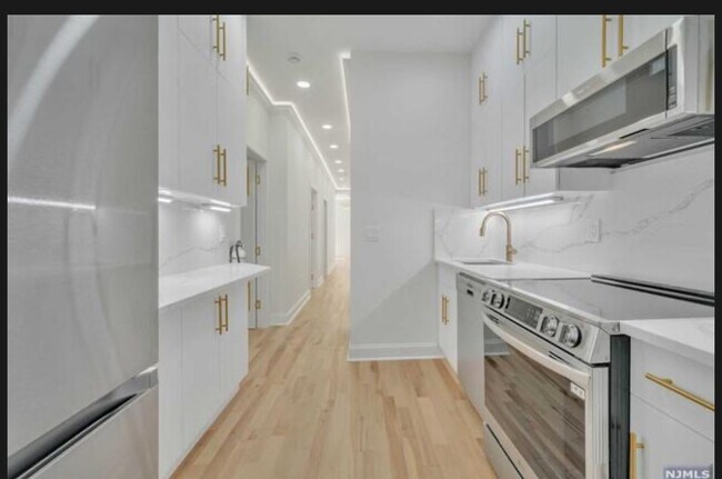 Foto del edificio - 25 Russell Ave