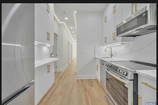 Building Photo - 25 Russell Ave