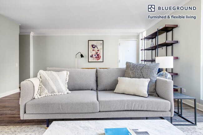 Building Photo - 227 E Walton Pl