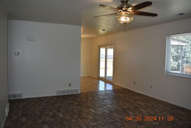 Building Photo - 3 bed / Ranch Style