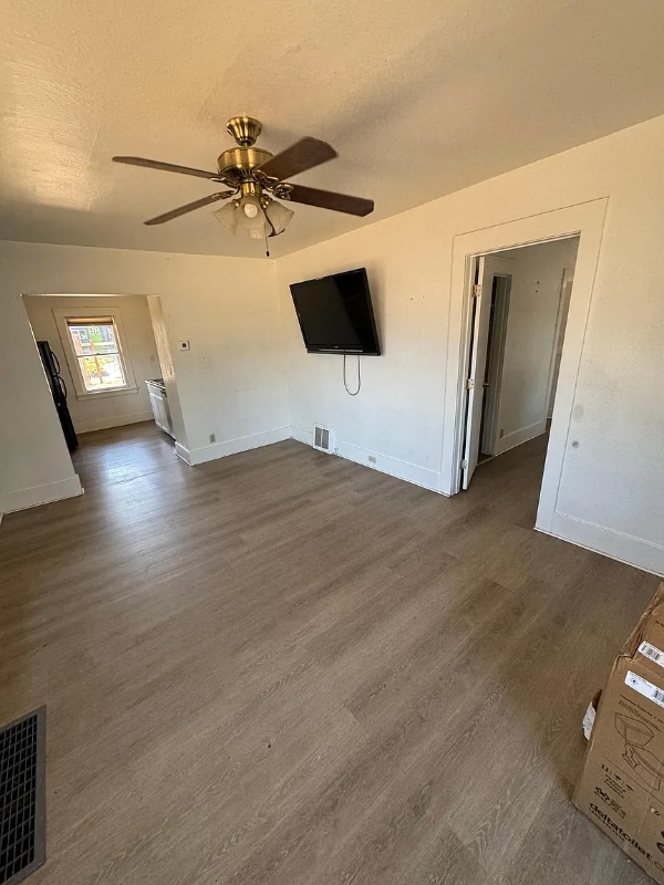 Building Photo - 225 SE Vine Ln