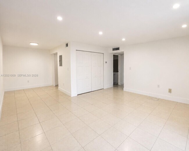 Building Photo - 7160 Fairway Dr